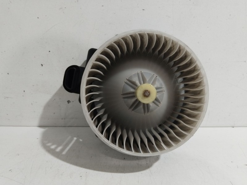 Recambio de motor calefaccion para toyota yaris hybrid active referencia OEM IAM 871030D220  