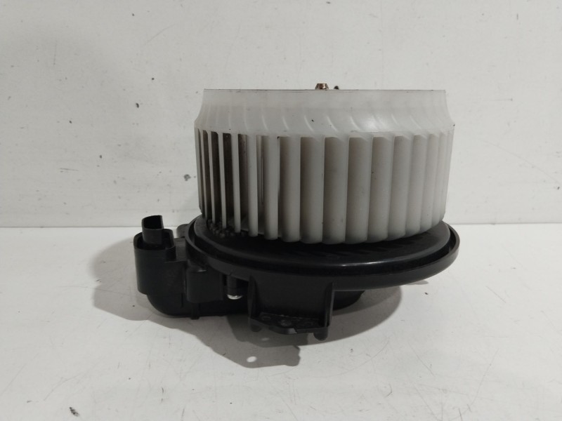 Recambio de motor calefaccion para toyota yaris hybrid active referencia OEM IAM 871030D220  