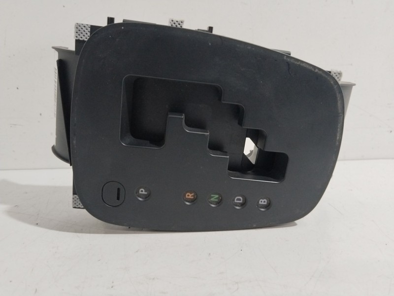 Recambio de guarnecidos palanca cambio para toyota yaris hybrid active referencia OEM IAM TG2320020300  