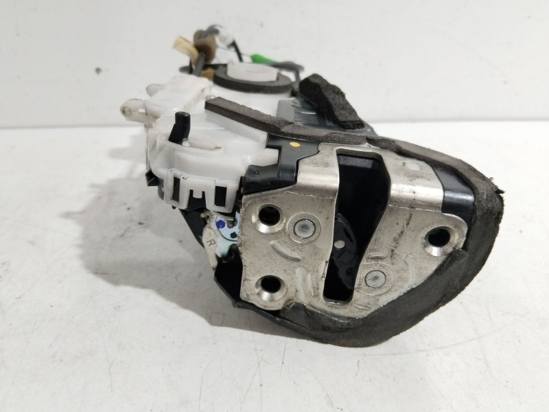 Recambio de cerradura puerta trasera derecha para toyota prius (nhw30) plug-in hybrid advance referencia OEM IAM 6905047090  