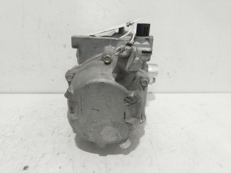 Recambio de compresor aire acondicionado para toyota yaris hybrid active referencia OEM IAM 0422001501  