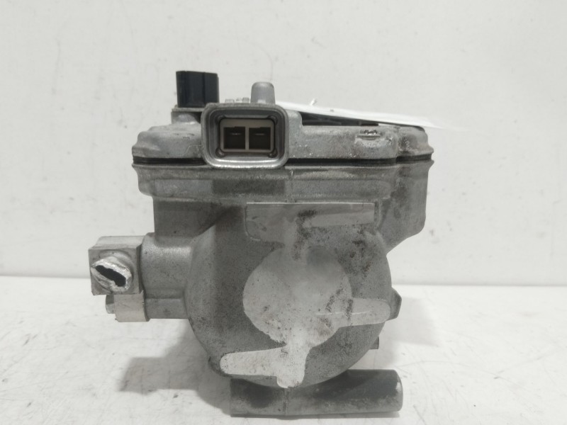 Recambio de compresor aire acondicionado para toyota yaris hybrid active referencia OEM IAM 0422001501  