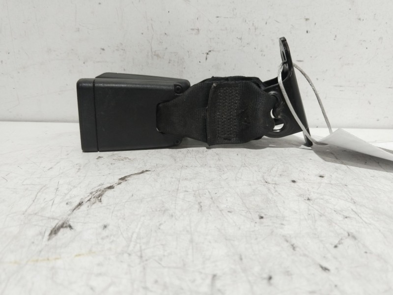 Recambio de enganche cinturon trasero central para peugeot 208 allure referencia OEM IAM 6188682  1013969