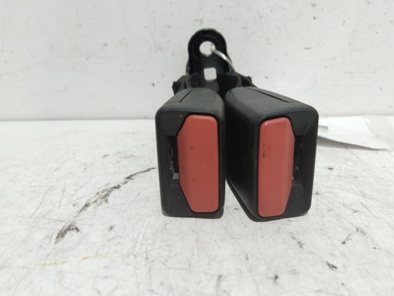 Recambio de enganche cinturon trasero central para peugeot 208 allure referencia OEM IAM 6188682  1013969