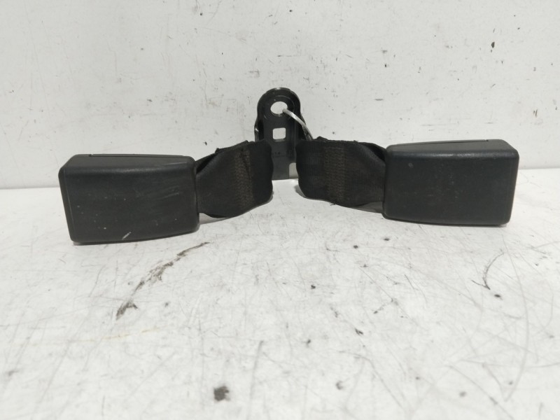 Recambio de enganche cinturon trasero central para peugeot 208 allure referencia OEM IAM 6188682  1013969