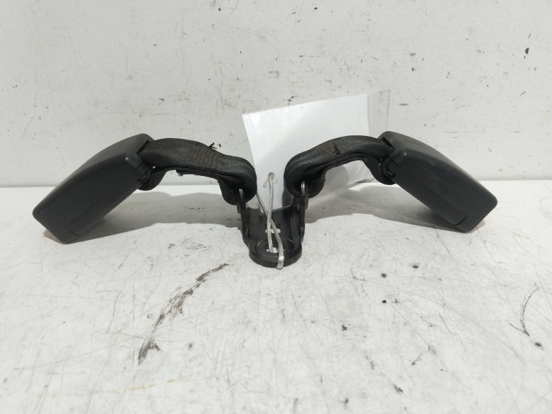 Recambio de enganche cinturon trasero central para peugeot 208 allure referencia OEM IAM 6188682  1013969