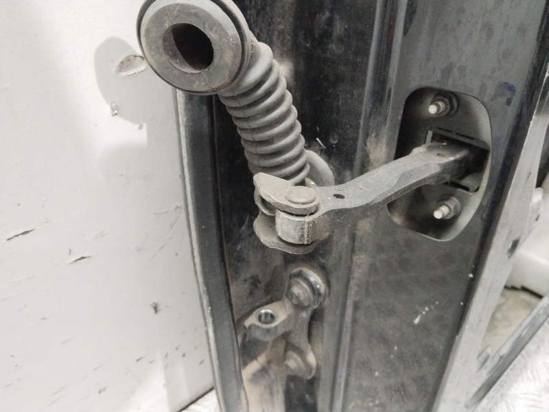 Recambio de puerta trasera derecha para volvo v50 familiar 1.8 momentum referencia OEM IAM  NEGRO 