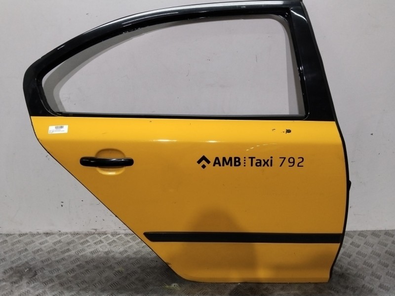 Recambio de puerta trasera derecha para skoda octavia berlina (1z3) ambition referencia OEM IAM 1Z5833056 AMARILLO 