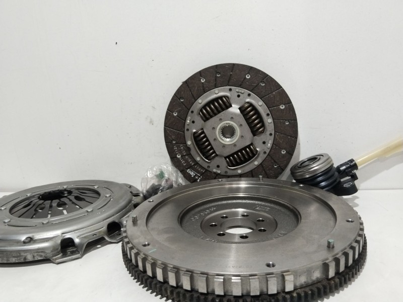 Recambio de kit embrague para nissan note (e11, ne11) 1.5 dci referencia OEM IAM 845077  
