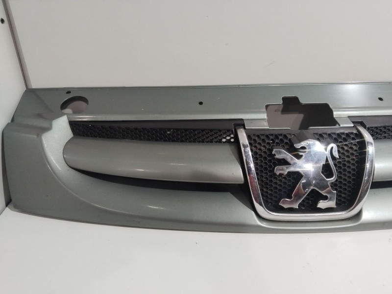 Recambio de rejilla delantera para peugeot partner (s2) combi plus referencia OEM IAM 9644758777  GRIS