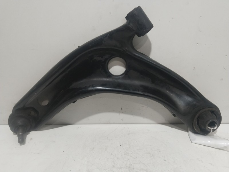 Recambio de brazo suspension inferior delantero izquierdo para toyota yaris hybrid active referencia OEM IAM   