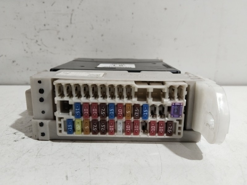 Recambio de caja reles / fusibles para toyota iq 2 referencia OEM IAM 8273074040  