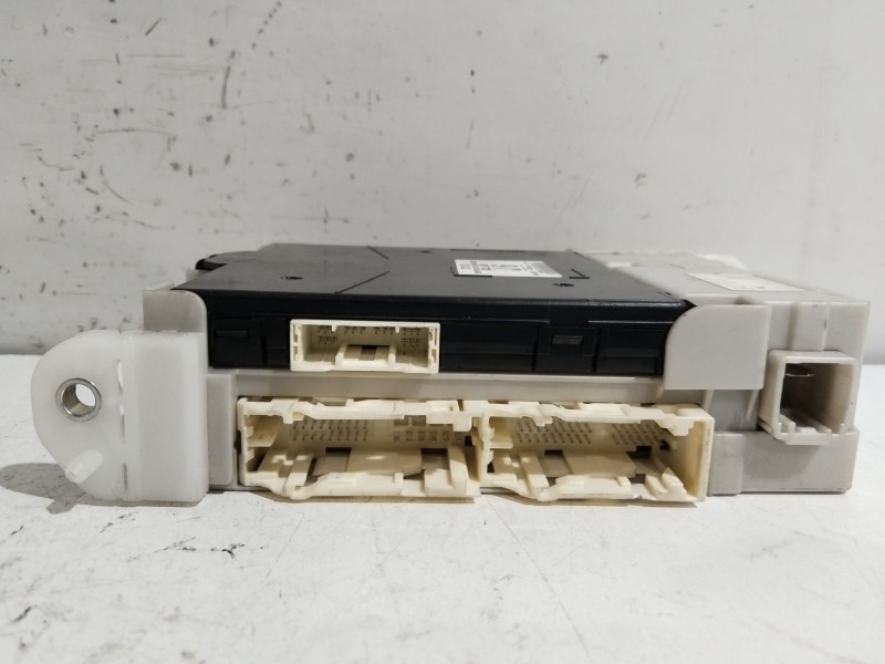 Recambio de caja reles / fusibles para toyota iq 2 referencia OEM IAM 8273074040  