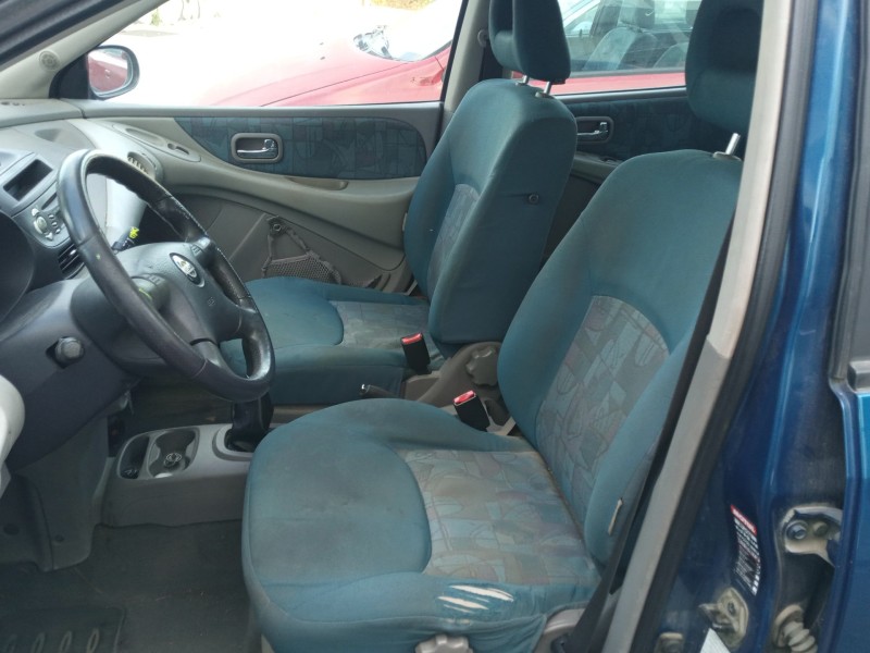 nissan almera tino (v10) del año 2001