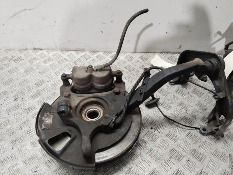 Recambio de mangueta delantera derecha para ssangyong rodius i 2.7 xdi referencia OEM IAM 4121021100  