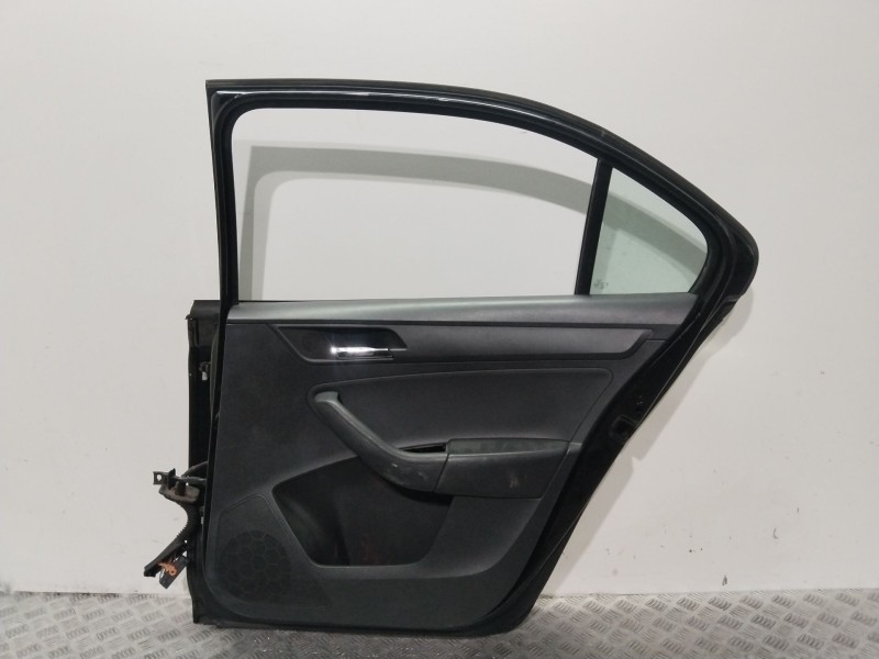 Recambio de puerta trasera derecha para seat toledo iv (kg3) 1.6 tdi referencia OEM IAM 5JA833056B  NEGRO