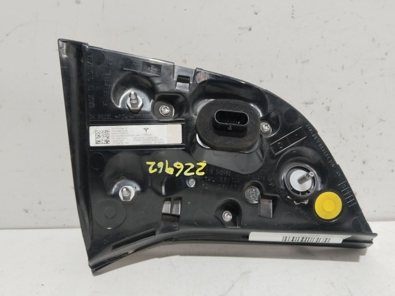 Recambio de piloto porton trasero derecho para tesla model y (5yjy) ev referencia OEM IAM 150208900B  