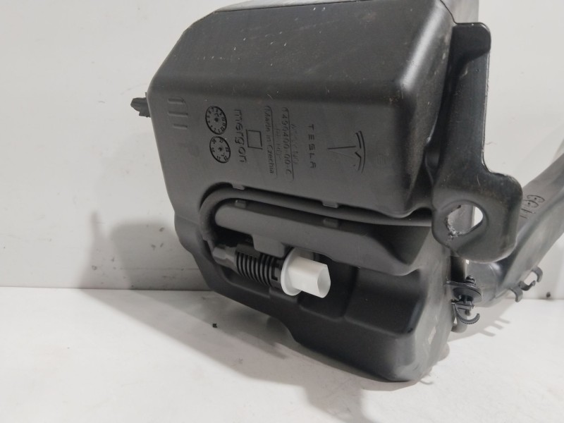 Recambio de deposito limpia para tesla model y (5yjy) ev referencia OEM IAM 149789200B  