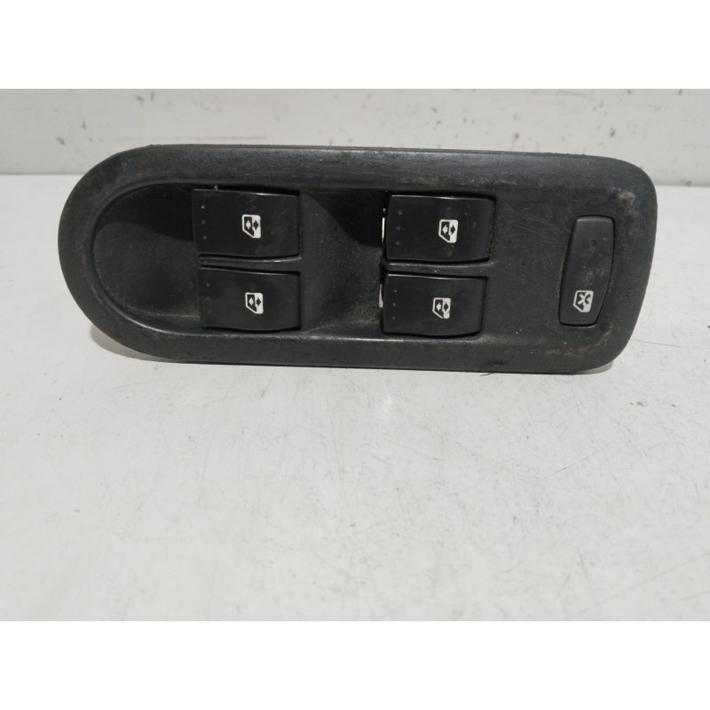 Recambio de mando elevalunas delantero izquierdo para renault megane ii familiar dynamique referencia OEM IAM 156018070  