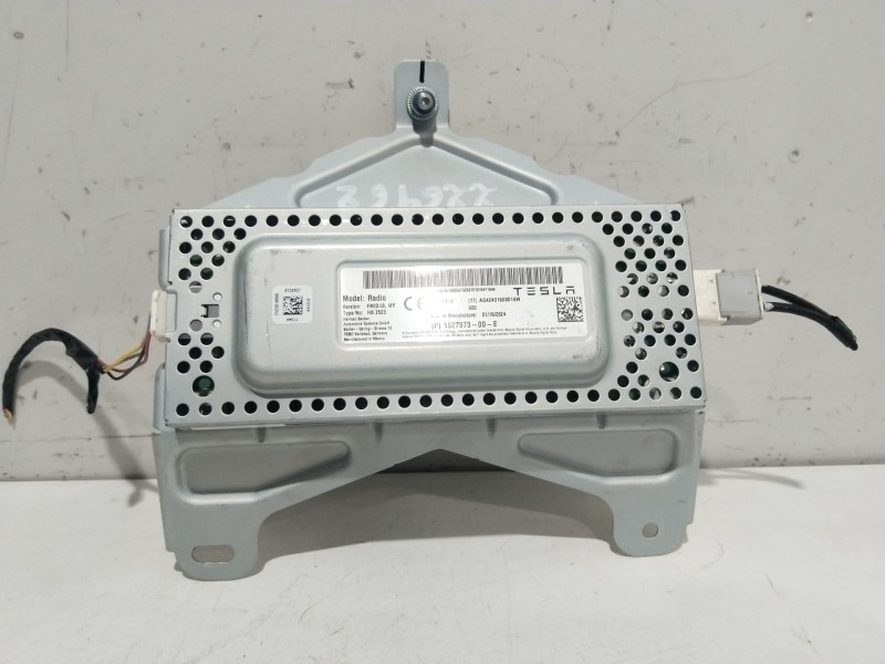 Recambio de carcasa radio para tesla model y (5yjy) ev referencia OEM IAM 1527973-00-E  