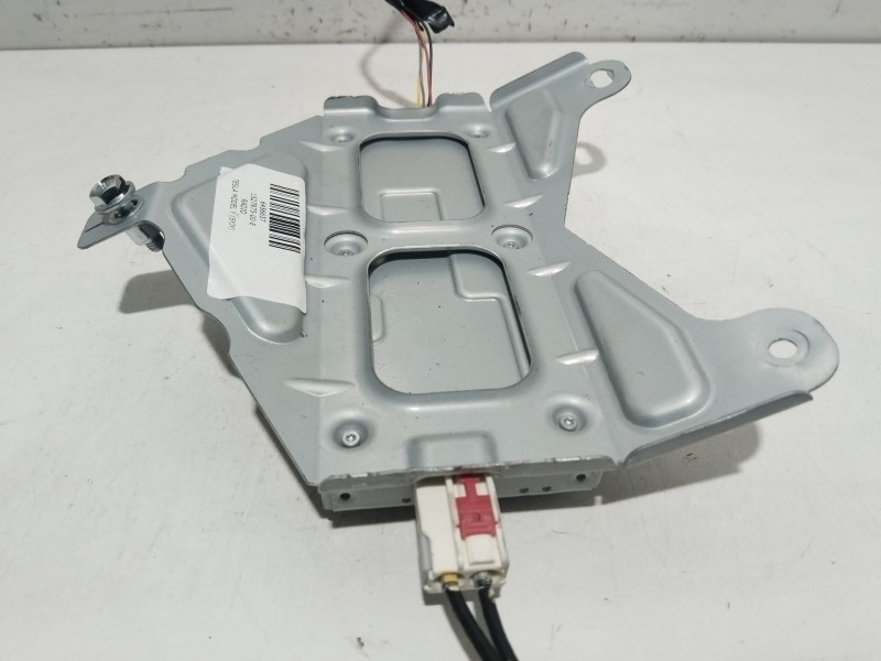 Recambio de carcasa radio para tesla model y (5yjy) ev referencia OEM IAM 1527973-00-E  
