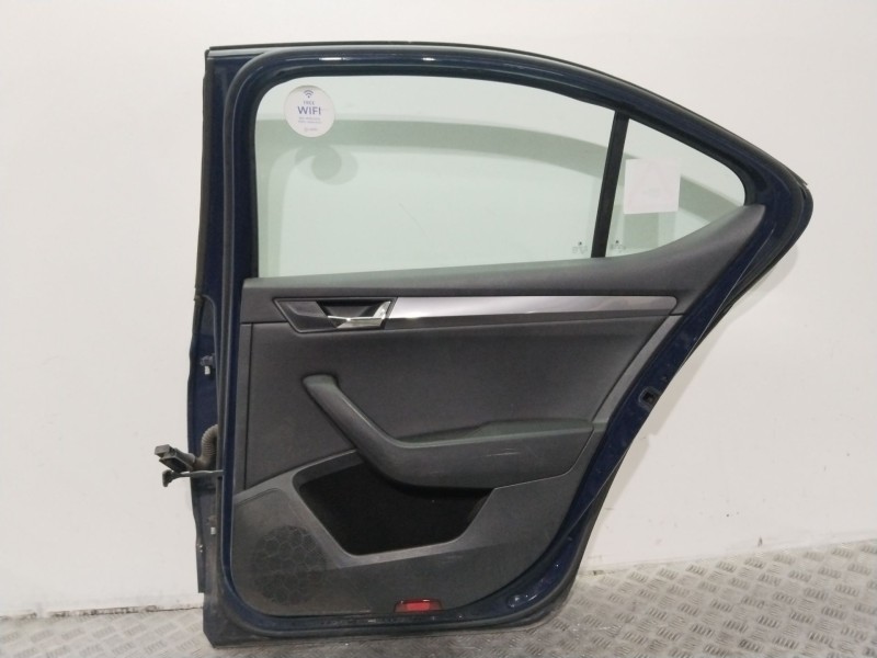 Recambio de puerta trasera derecha para skoda superb iii (3v3) 2.0 tdi referencia OEM IAM 3V5833052A  