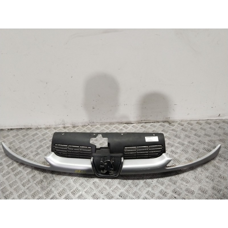 Recambio de rejilla delantera para peugeot 206 cc (2d) 2.0 s16 referencia OEM IAM 9628934280  PLATA