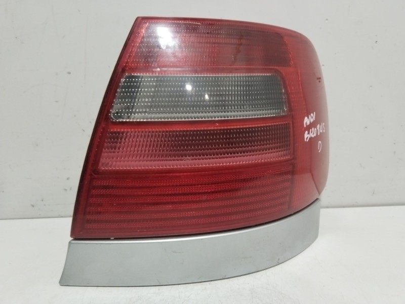 Recambio de piloto trasero derecho para audi a4 berlina (b5) 2.8 referencia OEM IAM 8D0945112D  