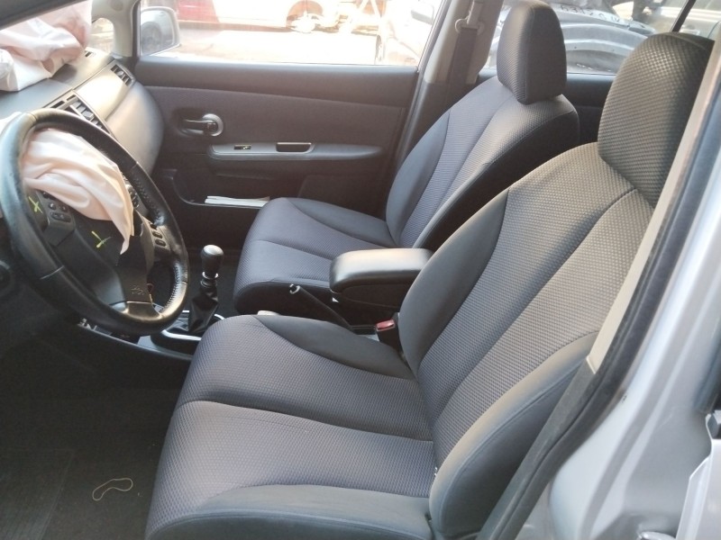 nissan tiida hatchback (c11) del año 2008