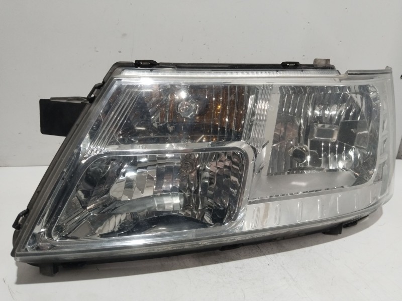 Recambio de faro izquierdo para dodge journey 2.0 crd referencia OEM IAM 05067789AA  05067789AE