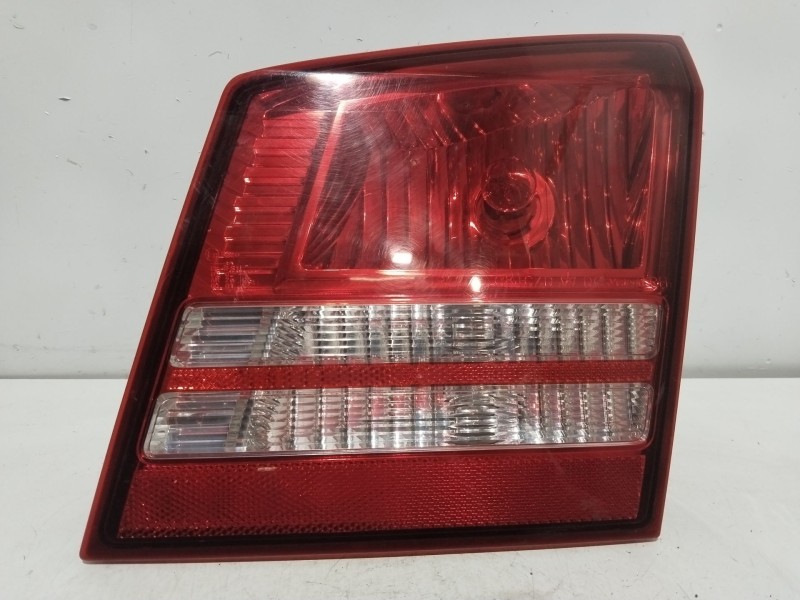 Recambio de piloto porton trasero derecho para dodge journey 2.0 crd referencia OEM IAM 04806368AB   Recambio de piloto porton trasero derecho para dodge journey 2.0 crd referencia OEM IAM 04806368AB