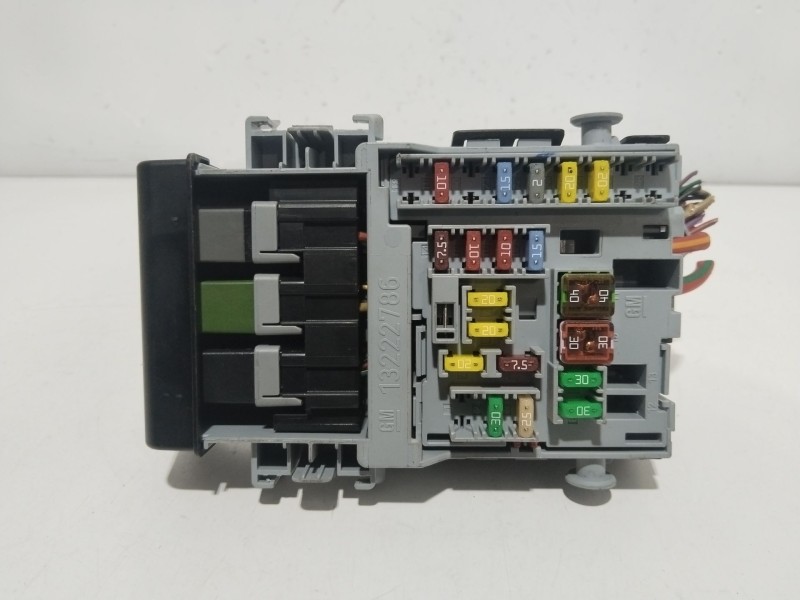 Recambio de caja reles / fusibles para chevrolet cruze hatchback (j305) 1.7 d referencia OEM IAM 1322786  