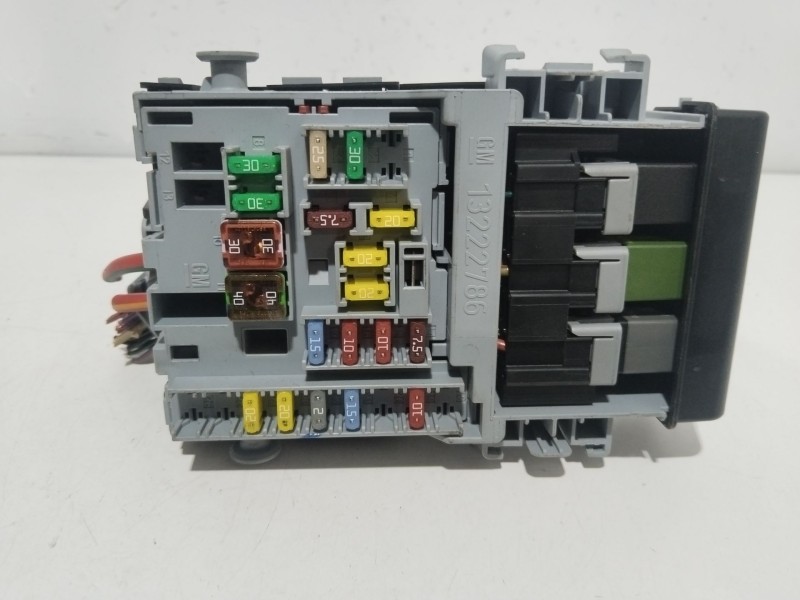 Recambio de caja reles / fusibles para chevrolet cruze hatchback (j305) 1.7 d referencia OEM IAM 1322786  