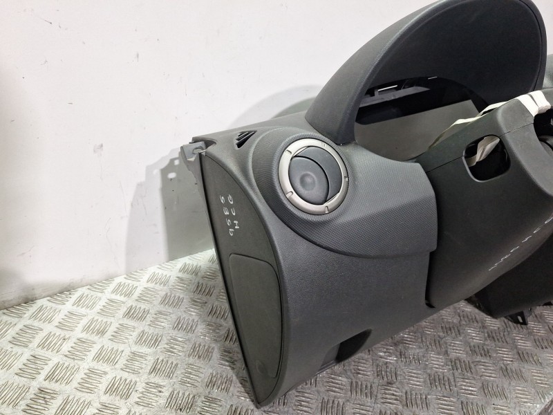 Recambio de salpicadero para dacia sandero ii 1.5 dci referencia OEM IAM 8200739435  