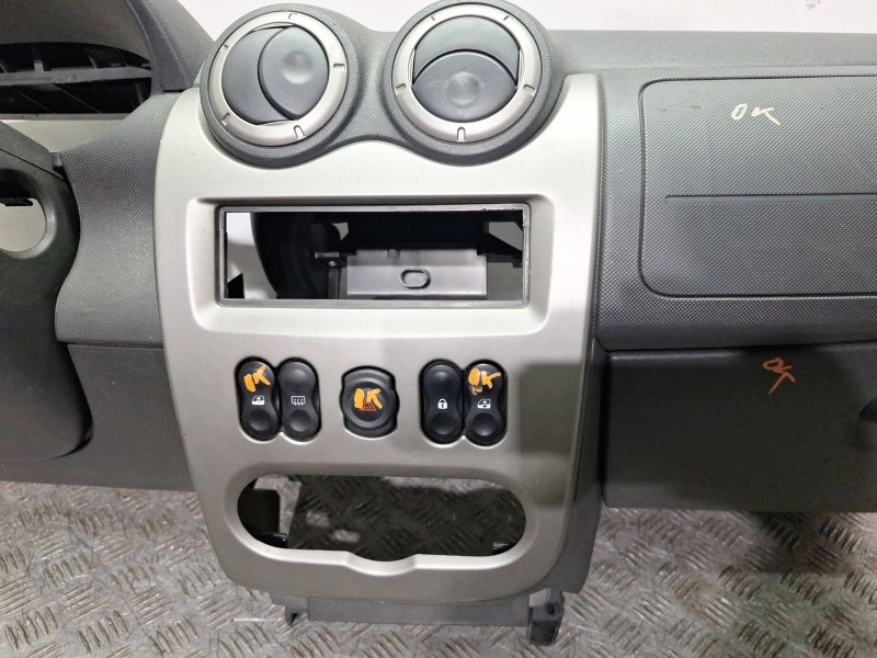 Recambio de salpicadero para dacia sandero ii 1.5 dci referencia OEM IAM 8200739435  