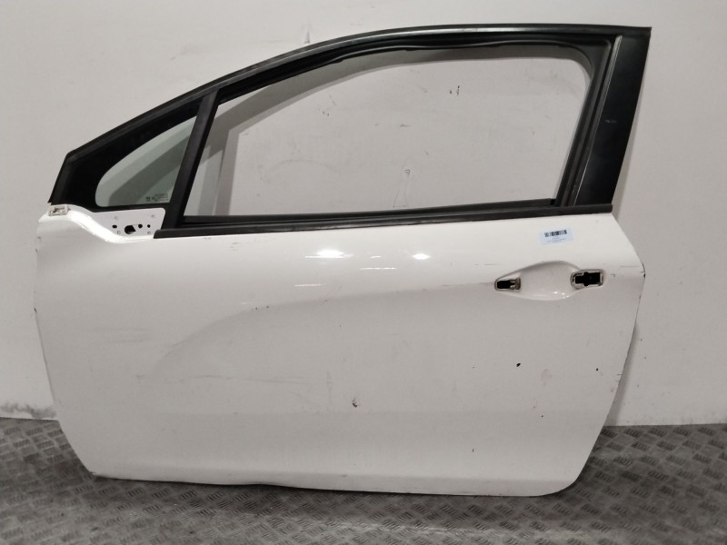 Recambio de puerta delantera izquierda para peugeot 208 access referencia OEM IAM 9805822580  BLANCO