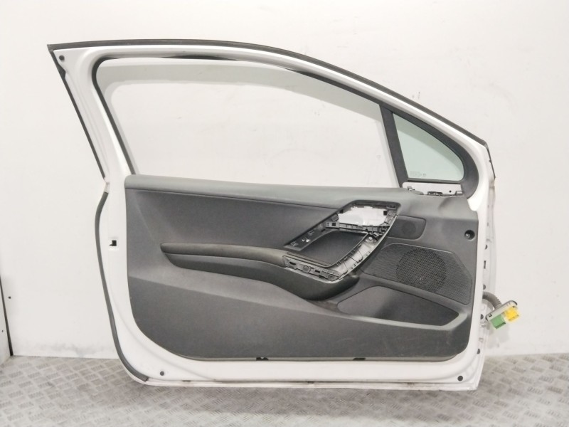 Recambio de puerta delantera izquierda para peugeot 208 access referencia OEM IAM 9805822580  BLANCO