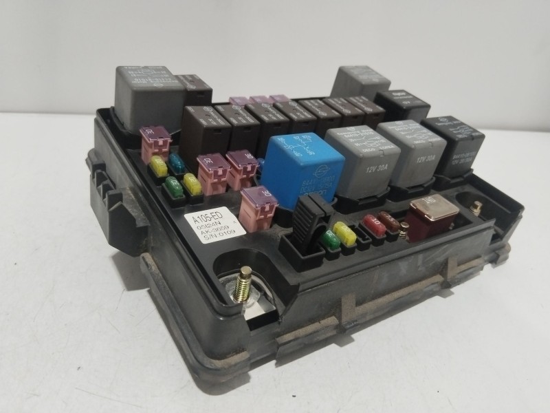 Recambio de caja reles / fusibles para ssangyong rodius i 2.7 xdi referencia OEM IAM 8211021000  