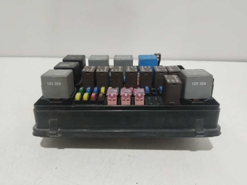 Recambio de caja reles / fusibles para ssangyong rodius i 2.7 xdi referencia OEM IAM 8211021000  