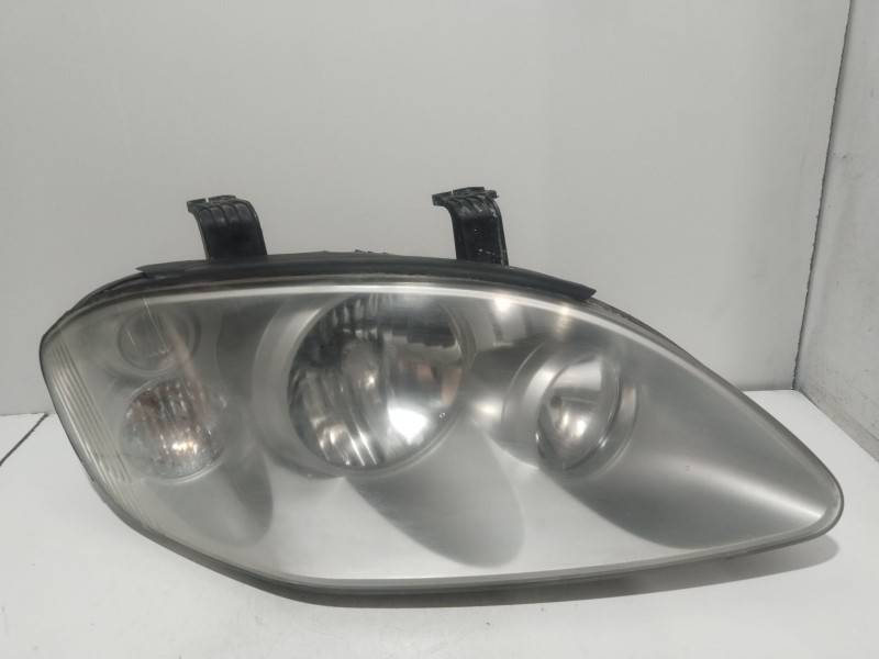 Recambio de faro derecho para ssangyong rodius i 2.7 xdi referencia OEM IAM 8310121303  