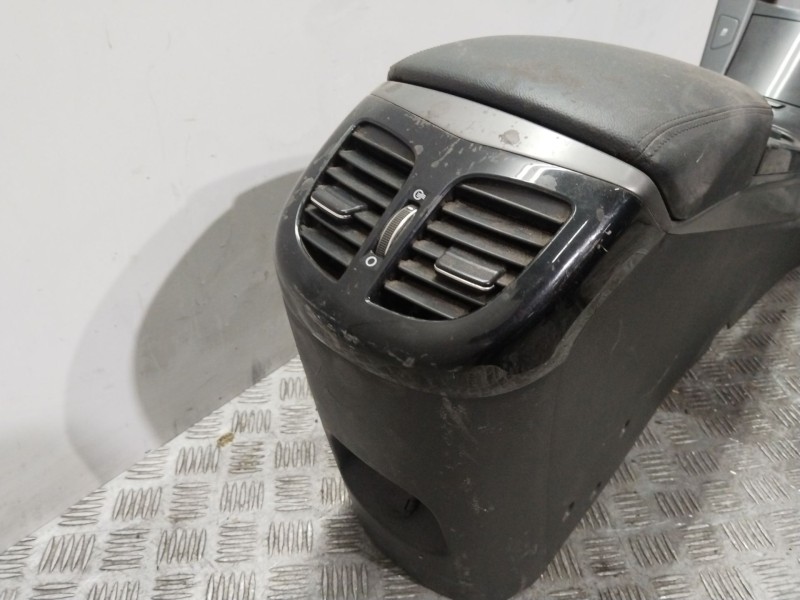 Recambio de apoyabrazos central para hyundai i40 cab bluedrive referencia OEM IAM 846103Z000VGR  