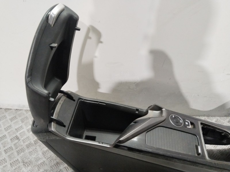 Recambio de apoyabrazos central para hyundai i40 cab bluedrive referencia OEM IAM 846103Z000VGR  