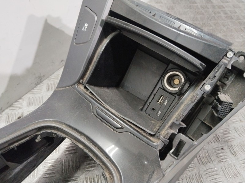 Recambio de apoyabrazos central para hyundai i40 cab bluedrive referencia OEM IAM 846103Z000VGR  