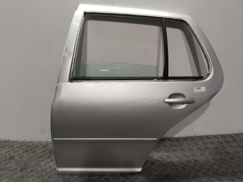 Recambio de puerta trasera izquierda para volkswagen golf iv (1j1) 1.9 tdi referencia OEM IAM 1J6833055F  PLATA