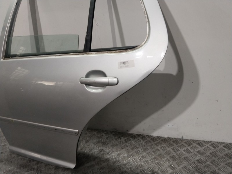 Recambio de puerta trasera izquierda para volkswagen golf iv (1j1) 1.9 tdi referencia OEM IAM 1J6833055F  PLATA