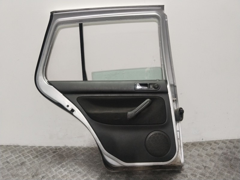 Recambio de puerta trasera izquierda para volkswagen golf iv (1j1) 1.9 tdi referencia OEM IAM 1J6833055F  PLATA