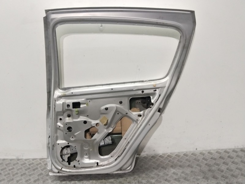 Recambio de puerta trasera derecha para dacia sandero ambiance referencia OEM IAM 821008795R  PLATA