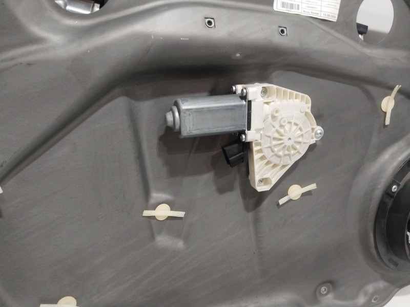 Recambio de elevalunas delantero izquierdo para mercedes-benz clase b (w245) 200 (245.233) referencia OEM IAM 993582105  