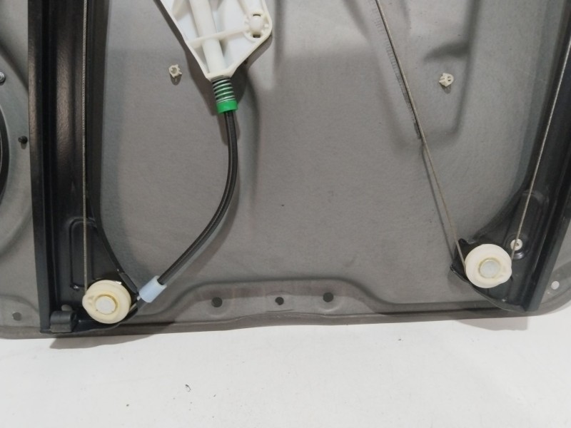 Recambio de elevalunas delantero izquierdo para mercedes-benz clase b (w245) 200 (245.233) referencia OEM IAM 993582105  