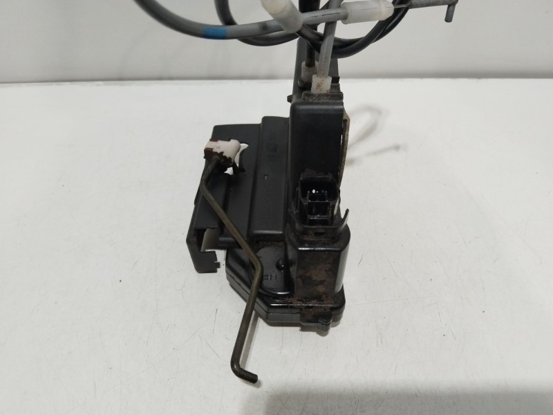 Recambio de cerradura puerta trasera izquierda para ssangyong rodius i 2.7 xdi referencia OEM IAM 7131021004  